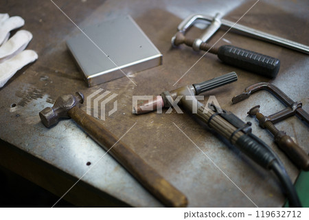 Stainless steel parts are welded using TIG welding 119632712