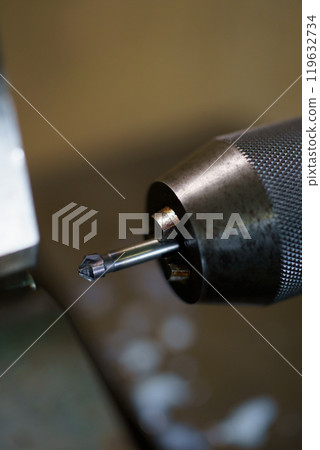 用車床鑽孔 用車床鑽孔 119632734