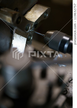 用車床鑽孔 用車床鑽孔 119632757