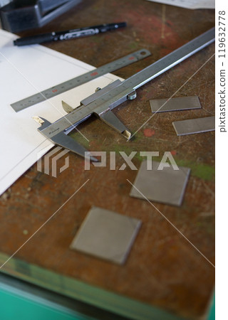 Checking part dimensions 119632778