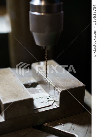 用鑽孔機鑽孔 119632784