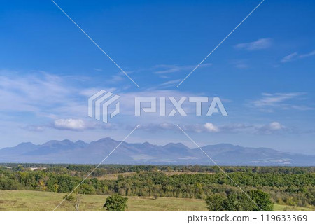 秋高氣爽的北海道音更町十勝農場展望台的風景 秋高氣爽的北海道音更町十勝農場展望台的風景 119633369