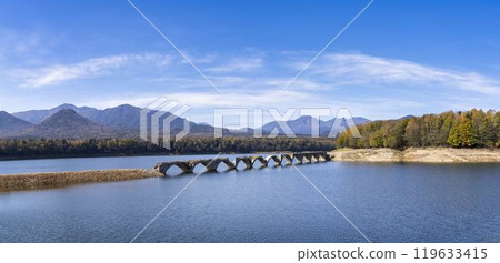 北海道上士幌町，秋日晴朗的舊國鐵志幌線 Taushubetsu 河大橋 119633415
