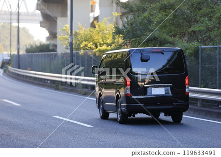 One-box car image One-box car image 119633491