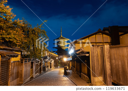Night view of Gion, Kyoto (Yasaka Pagoda) 119633671