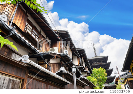 京都祗園風景（八坂塔、京町家） 119633709
