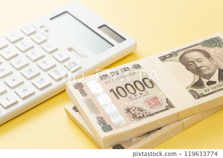 一疊 10,000 日圓鈔票和黃色背景上的計算器 一疊 10,000 日圓鈔票和黃色背景上的計算器 119633774