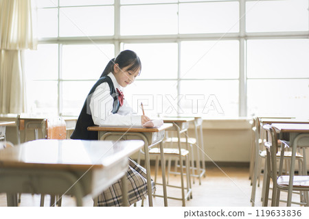 日本女孩在教室裡自學 119633836