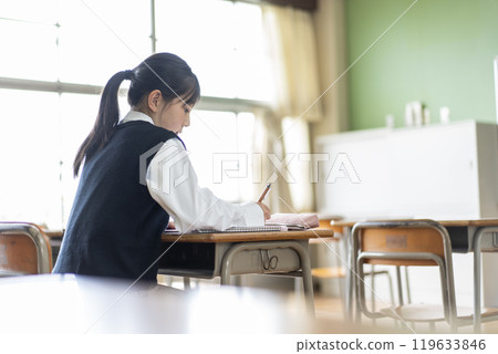 馬尾在教室學習的國中女孩 119633846
