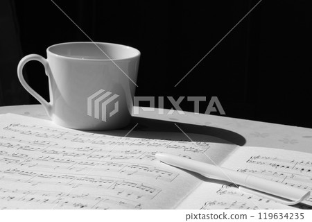 閱讀樂譜並休息的圖片 閱讀樂譜並休息的圖片 119634235