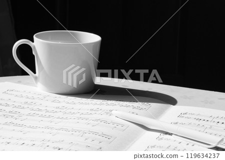 閱讀樂譜並休息的圖片 閱讀樂譜並休息的圖片 119634237