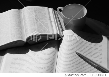 考試學習喝酒圖片素材 119634311