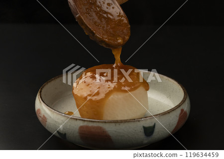 風吹蘿蔔 - 在燉蘿蔔上撒上味噌醬 風吹蘿蔔 - 在燉蘿蔔上撒上味噌醬 119634459