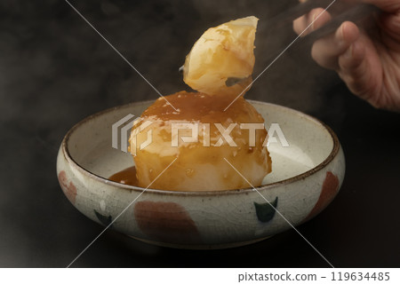 風吹蘿蔔 - 用筷子夾起沾有味噌醬的風吹蘿蔔。 119634485