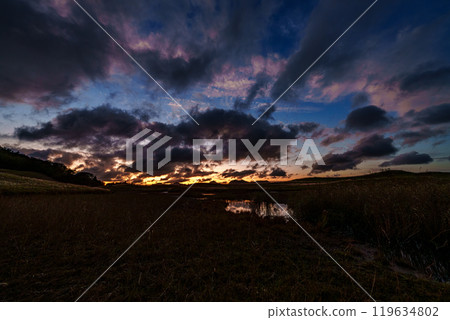 索尼高原的藍色時刻美麗天空中出現的上層茜草雲和下層浮雲映照出的岡美池水面① 119634802