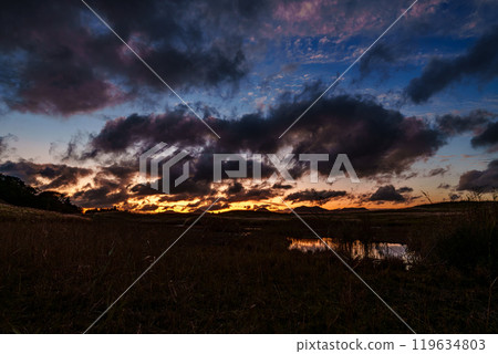 The surface of Okame Pond reflects the crimson clouds above and the drifting clouds below, washed by the beautiful blue sky. Soni Plateau② 119634803