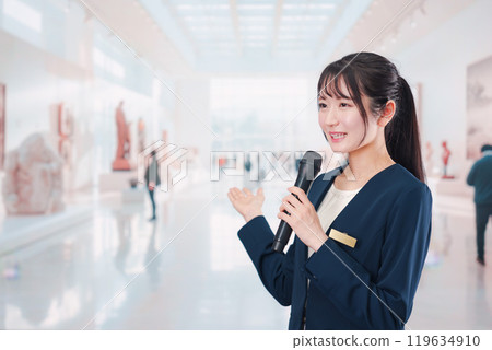 A female curator hosting a museum 119634910