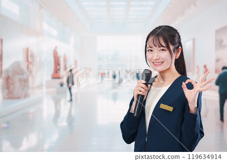 A female curator hosting a museum 119634914