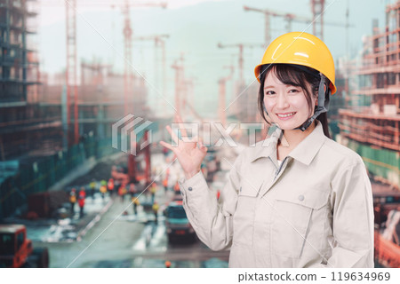 在大型建築工地工作的年輕女子 119634969