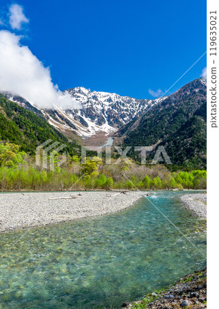 Early summer hiking in the Northern Alps: Walking along the left bank of the Azusa River from Kamikochi, Mt. Okuhotaka seen from Konashidaira 119635021