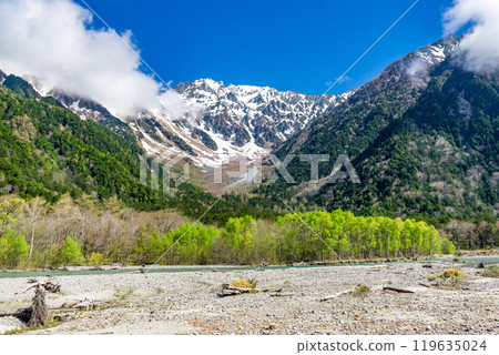 初夏的北阿爾卑斯山攀登，從上高地沿著梓川左岸小路散步，從小西平眺望奧穗高山 119635024