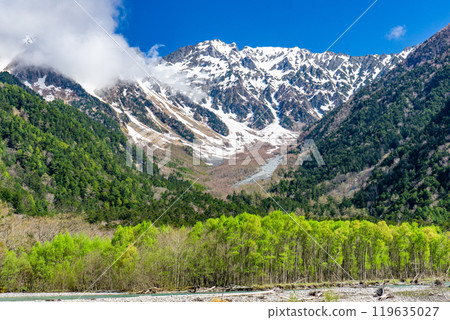 初夏的北阿爾卑斯山攀登，從上高地沿著梓川左岸小路散步，從小西平眺望奧穗高山 119635027
