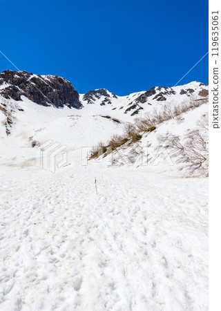 Climbing Mount Yari in the Northern Alps in early summer when snow remains: Mount Nakadake and Tengu Rock seen from Omagari Climbing Mount Yari in the Northern Alps in early summer when snow remains: Mount Nakadake and Tengu Rock seen from Omagari 119635061