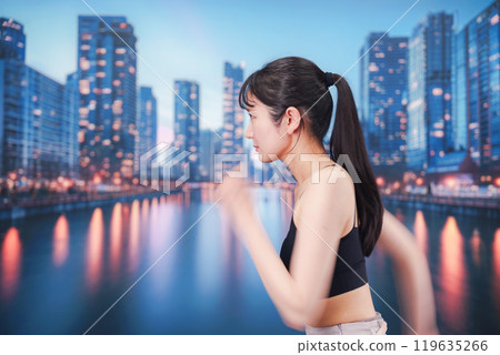 年輕女子在城市跑步 119635266