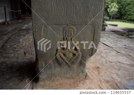 Angkor Wat ruins: stone pillar relief Angkor Wat ruins: stone pillar relief 119635537