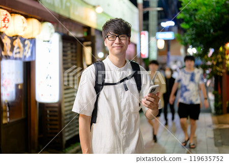 一個男人用智能手機 119635752