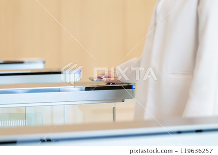 安檢門觸手可及 119636257