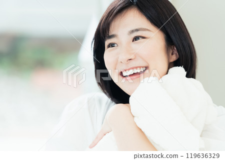 抱著嬰兒的女人 119636329