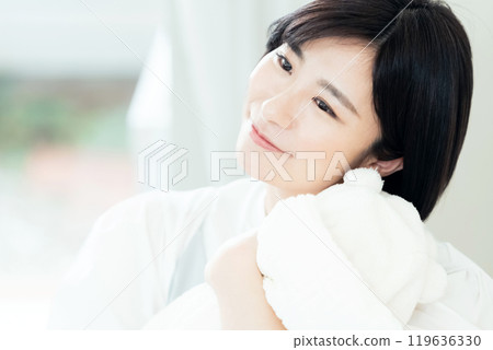 抱著嬰兒的女人 119636330