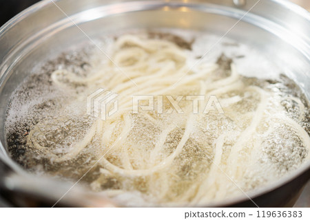 煮烏冬面 119636383