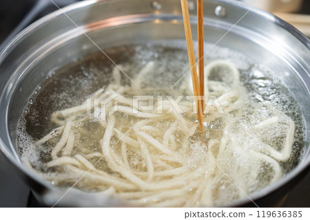 煮烏冬面 119636385