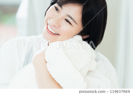 抱著嬰兒的女人 119637669