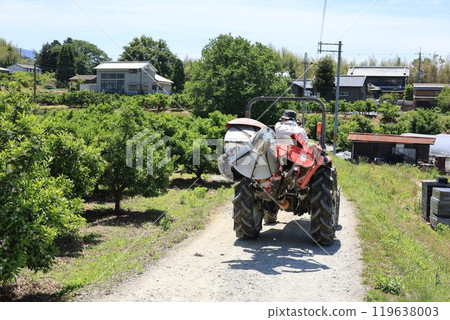 A tractor running along the Yamanobe Road 119638003