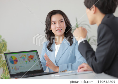 商人，男性和女性，討論海外擴張_1 119638805
