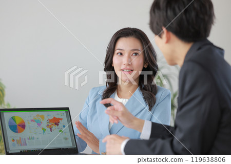 商界男女討論海外戰略_1 商界男女討論海外戰略_1 119638806