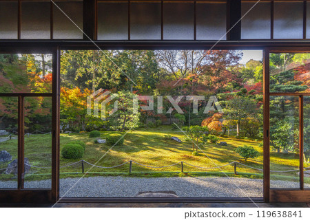 紅葉覆蓋的京都玄山總修院庭園 119638841
