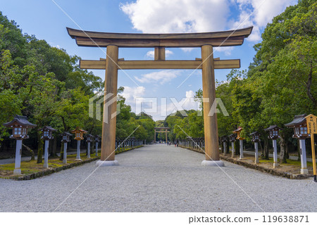 Kashihara Shrine Omotesando that stretches straight from the first torii gate Kashihara Shrine Omotesando that stretches straight from the first torii gate 119638871
