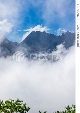 攀登北阿爾卑斯山的雙六山,從弓織中部看到的北穗高山。 攀登北阿爾卑斯山的雙六山,從弓織中部看到的北穗高山。 119638924
