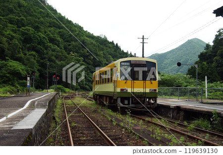 當地列車停在深山車站 119639130