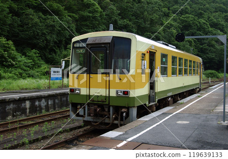 A local train stopped at a station deep in the mountains 119639133