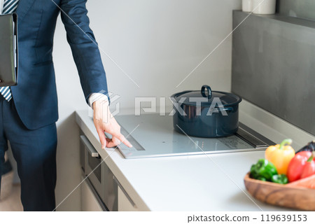 一位家庭主婦的策劃師向我們展示了IH炊具、IH炒菜爐、IH電磁爐。 一位家庭主婦的策劃師向我們展示了IH炊具、IH炒菜爐、IH電磁爐。 119639153