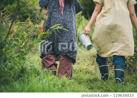 A woman heading to pick flowers at a flower farm 119639833