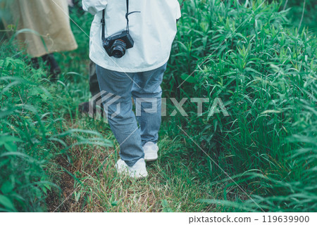 帶著相機走過草地 119639900