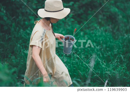 A woman heading to pick flowers at a flower farm 119639903