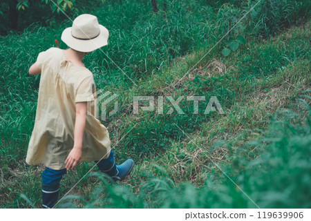 A woman heading to pick flowers at a flower farm 119639906