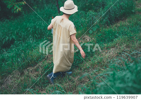 A woman heading to pick flowers at a flower farm 119639907